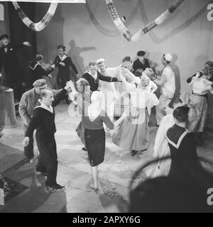 Performances TV des Jantjes. Danse dans le café Date : 13 mars 1961 mots clés : danse, spectacles de télévision, cafés Banque D'Images