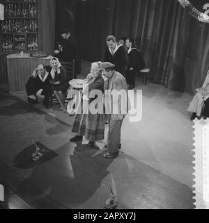 Performances TV des Jantjes. Ma Drop et son mari Annotation: Beppie Nooy Sr. (Ma Drop) et Rien van Nunen (de Mop) Date: Le 13 mars 1961 mots clés: Les représentations télévisées Banque D'Images