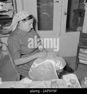 Femme engagée dans la broderie yéménite Date : 1 janvier 1964 lieu : Israël, Yémen mots clés : broderie, artisanat Banque D'Images