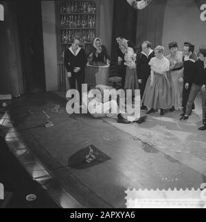 Performances TV des Jantjes. Brawl entre la poupée et la magnifique Leendert Annotation: Rudi Falkenhagen (Dolle Dries) et ton vos (Magnifique Leendert) Date: 13 mars 1961 mots clés: TV-performance Banque D'Images