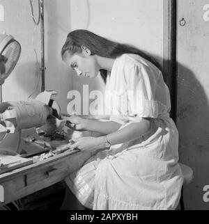 Israël - Eilat Woman travaillant sur le broyage de la pierre d'Eilat dans une entreprise où cette pierre est traitée et transformée. Date : 1 janvier 1963 lieu : Eilat, Israël mots clés : travailleurs, pierres précieuses, pierres semi-précieuses, industrie, machines, meuleuses Banque D'Images