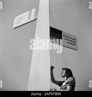 Rhin navigation, rapport du navire à moteur Damco 230: Suisse Femme à la frontière des trois points frontières Allemagne, France et Suisse dans le port de Bâle Kleinhüningen Date: 1 avril 1955 lieu: Bâle, Suisse mots clés: Frontières, ports, écriture, meubles de rue, tourisme, femmes Banque D'Images