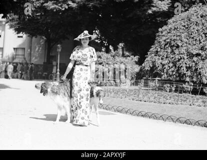 Photo de mode Femme avec deux chiens dans le Bois de Boulogne Date : juin 1936 lieu : Paris mots clés : chiens, vêtements Banque D'Images