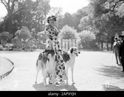 Photo de mode Femme avec deux chiens dans le Bois de Boulogne Date : juin 1936 lieu : Paris mots clés : chiens, vêtements Banque D'Images