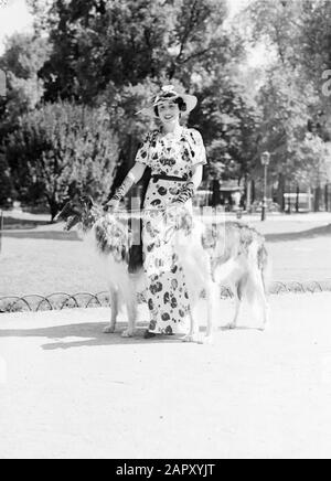 Photo de mode Femme avec deux chiens dans le Bois de Boulogne Date : juin 1936 lieu : Paris mots clés : chiens, vêtements Banque D'Images