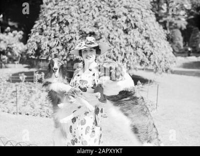 Photo de mode Femme avec deux chiens dans le Bois de Boulogne Date : juin 1936 lieu : Paris mots clés : chiens, vêtements Banque D'Images