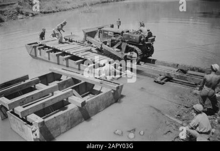 2ème Compagnie de campagne armée Genie Gekbrung Soekaboemi Où l'ajustement du pont n'est pas encore possible, la Genie prend soin de l'entretien en activant les ferries des connexions. Le bulldozer agit comme un cochon d'inde, qui testera la navigabilité du pont flottant. Annotation : ce négatif appartient à la série 362-6! Apparemment arrivé dans le mauvais manchon Date: Septembre 1947 lieu: Indonésie, Java, Hollandais East Indies Banque D'Images