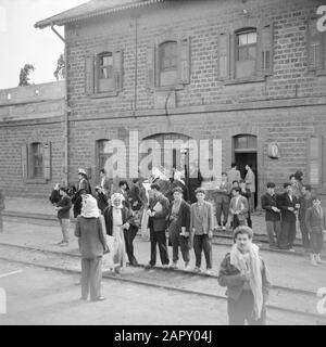 Moyen-Orient 1950-1955 : train de Amman à Damas Voyageurs en attente à la gare de la ville frontalière jordanienne Dera Date: 1950 lieu: Syrie mots clés: Frontières, voyageurs, gares Banque D'Images