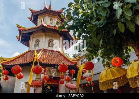 Vihara Dharmayana, Temple Bouddhiste Chinois À Kuta, Bali, Indonésie. Lanternes rouges pour la célébration du nouvel an lunaire par la communauté sino-indonésienne. Banque D'Images