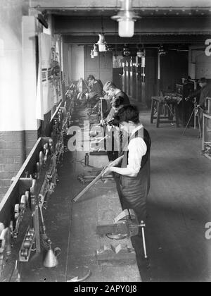 Reportage Watson House, Londres Watson House: L'usine de Gas Light & Coke Company à Londres. Enseignement à l'atelier Date: 1933 lieu: Angleterre, Londres mots clés: Élèves, éducation, écoles, ateliers Banque D'Images