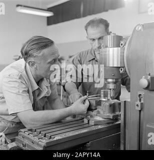 Israël 1948-1949:Atelier de Rehovot à l'institut des sciences Weizmann à Rehovoth (Rehohohohoth) avec deux employés à une fraiseuse Date: 1948 lieu: Israël, Rehovoot mots clés: Intérieur, machines, instruments de mesure et de pesage, métallurgie, travailleurs, ateliers Nom de l'institution: Institut Weizman Banque D'Images
