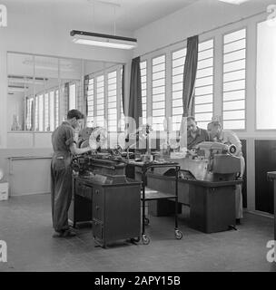 Israël 1948-1949:Atelier de Rehovot à l'institut des sciences Weizmann à Rehovoth (Rehohowoth) avec quelques employés des machines à travailler les métaux Date: 1948 lieu: Israël, Rehovoot mots clés: Architecture, intérieur, machinerie, métallurgie, travailleurs, ateliers Nom de l'institution: Weizman Institute Banque D'Images
