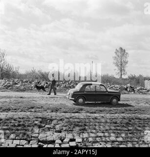 Navigation sur le Rhin, reportage sur la vie et le travail à bord d'un navire du Rhin patrouille d'un agent des douanes ouest-allemand avec son chien berger à la frontière ouest-allemand-français le long du Rhin supérieur Date: 1 avril 1955 lieu: Allemagne, Greffern, Allemagne de l'Ouest mots clés: Douanes, surveillance des frontières, chiens de berger Banque D'Images