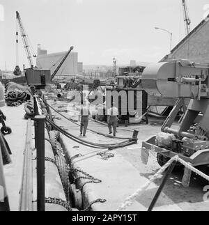 Israël 1964-1965: Haifa, port Outils sur le parc d'affaires sur le quai dans le port Annotation: En arrière-plan le bâtiment caractéristique silo à grains de Dagon (voir le numéro de volume 255-2048) Date: 1964 lieu: Haifa, Israël mots clés: Activité, grues, quais, machines Banque D'Images