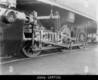 Reportage Nederlandse Spoorwegen roues avec conduite d'une locomotive à vapeur Date: 1932 lieu: Amsterdam, Noord-Holland mots clés: Chemins de fer, locomotives à vapeur Banque D'Images