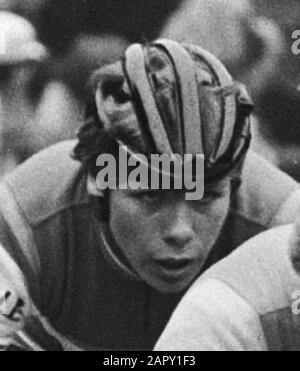 NK vélo sur la route à Geulle (amateurs et dames); flnr. Wil Bezemer, Hennie Top (elle devient la première), Petra de Bruin et Tineke Koole (elle sera la deuxième) en action/Date : 20 juin 1981 lieu : Geulle, Limbourg mots clés : sport amateur, cyclisme Nom personnel : Beemer, W., Bruin, Petra de, Koole, T., Top, Hennie Banque D'Images