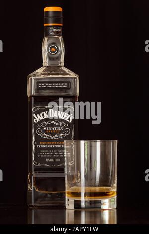 Lynchburg, Tennessee, États-Unis - 12 janvier 2020: Jack Daniels Sinatra Select Tennessee Whiskey dans une bouteille et un Grand verre de Tumbler sur un fond sombre. Banque D'Images