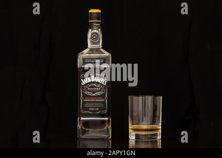 Lynchburg, Tennessee, États-Unis - 12 janvier 2020: Jack Daniels Sinatra Select Tennessee Whiskey in a Bottle and a Tumbler Glass on a Black Background. A lu Banque D'Images