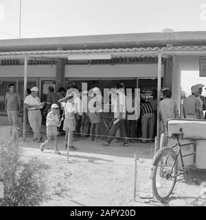 Centre commercial dans un nouveau quartier résidentiel de Dimona avec les acheteurs Date: 1 janvier 1963 lieu: Dimona, Israel, Negev mots clés: Enfants, nouvelle construction, centres commerciaux Banque D'Images