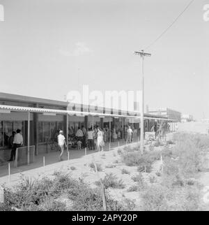 Centre commercial dans un nouveau quartier résidentiel de Dimona avec les acheteurs Date: 1 Janvier 1963 lieu: Dimona, Israel, Negev mots clés: New Build, centres commerciaux, Banque D'Images