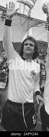 Finale coupe du monde 1974 à Munich, Allemagne de l'Ouest contre les Pays-Bas 2-1; Gerd Muller avec la coupe du monde, gauche Wolfgang Overath Date: 7 juillet 1974 lieu: Munich, Pays-Bas, Allemagne de l'Ouest mots clés: Finales, sport, football, championnats du monde Nom personnel: Gerd Muller Nom de l'institution: Pays-Bas Banque D'Images