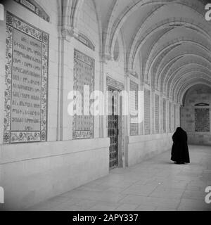 Moyen-Orient 1950-1955 : murs Latéraux de Jérusalem (carrefour) de l'église du Père Noster vue de l'intérieur. Texte de Notre Père dans différentes langues et divers signes de ponctuation Annotation: Au moment de l'enregistrement, Jérusalem était en Jordanie Date: 1950 lieu: Jérusalem, Jordanie mots clés: Églises, textes Banque D'Images