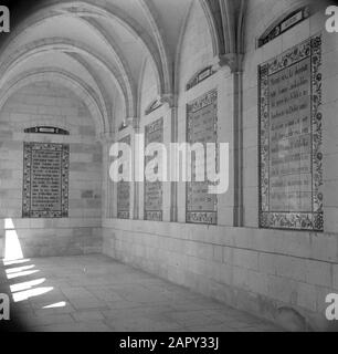 Moyen-Orient 1950-1955 : murs Latéraux de Jérusalem (carrefour) de l'église du Père Noster vue de l'intérieur. Texte de Notre Père dans différentes langues et divers signes de ponctuation Annotation: Au moment de l'enregistrement, Jérusalem était en Jordanie Date: 1950 lieu: Jérusalem, Jordanie mots clés: Églises, textes Banque D'Images