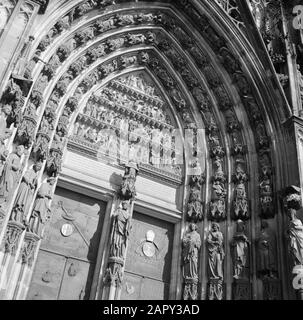 Rhin navigation, rapport du remorqueur Damco 9: Allemagne de l'Ouest portes principales du sud de la cathédrale de Cologne avec les armoiries de l'archevêque Josef I Cardinal Frages et du Pape Pie XII, au milieu une image de Saint Pierre Date: 1 avril 1955 lieu: Allemagne, Cologne, Allemagne de l'Ouest mots clés: Portes, statues de saints, bâtiments d'église, armoiries Nom personnel: Pie XII (Pape) Banque D'Images