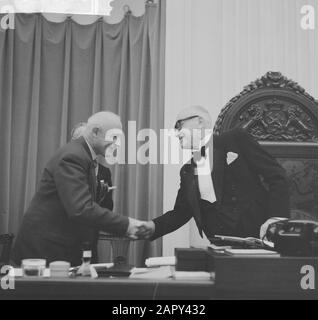 M. Kortenhorst, 75 ans. Adoration à la Chambre des Représentants. Tilanus (CHU) félicite Kortenhorst Date : 14 novembre 1961 lieu : la Haye, Zuid-Holland mots clés : politiciens, politique, anniversaires Banque D'Images