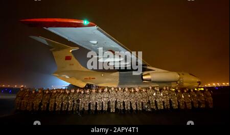 Pékin, Chine. 25 janvier 2020. La photo prise le 24 janvier 2020 montre une équipe d'aide médicale de l'université médicale de l'Armée de terre qui se réunit avant de partir pour Wuhan dans le sud-ouest de la Chine Chongqing. À la veille du nouvel an lunaire chinois, un groupe de 150 travailleurs médicaux de l'université médicale de l'Armée de terre a quitté Wuhan, le centre du nouveau coronavirus (2019-nCoV) épidémie, pour fournir une aide médicale. Crédit: Xinhua/Alay Live News Banque D'Images