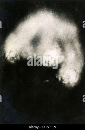 Sir Arthur Conan Doyle (1859-1930); médecin, écrivain et spiritualiste britannique. Créateur Du Détective Sherlock Holmes. Photo placée avec un article de sa veuve Lady Conan Doyle dans 'la vie de la vie' du 2 mai 1931, dans lequel elle prétend que son mari est toujours vivant. Une des preuves »: Cette photo fantôme, prise quelques semaines après sa mort, pendant une sce par le religieux anglais Rév. 2-edale, utilisant le support photographique M. Hope. Banque D'Images