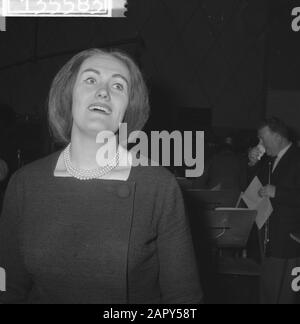 Joan Sutherland dans Concertgebouw dirigée par Fulvio Vernizzi (chef d'orchestre) Date : 25 février 1962 mots clés : ÉDIFICES de concert, chefs d'orchestre Nom de personne : Fulvio Vernizzi, Joan Sutherland Banque D'Images