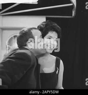TV rendez-vous Mies Bouwman reçoit un baiser de Johnny Kraaijkamp Date: 24 mars 1962 Nom personnel: Bouwman, Mies, Kraaijkamp, Johnny (sr.) Banque D'Images