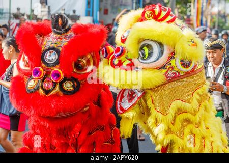 Danse du Lion (barongsai) à la célébration du nouvel an lunaire (Imlek) par la communauté sino-indonésienne. Vihara Dharmayana Kuta, Bouddhiste Chinois, Bali, Indonésie Banque D'Images