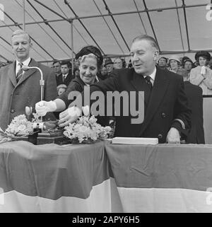 Navire pour HAL à Wilton Fijenoord werf v.n.n. M. Duthil Mme J. Anema van Houten et m. Wilton wuifen de Grebbedijk après date: 17 avril 1962 lieu: Rotterdam, Zuid-Holland mots clés: Construction navale, navires, lancements, yards Nom personnel: Anema van Houten, Grebbedijk, Hall Nom de l'institution: Wilton, Wilton-Fijenoord Banque D'Images