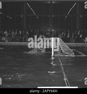Water polo Pays-Bas contre la Russie 4-4 moments de jeu de ce jeu Date: 21 avril 1962 mots clés: Water-polo Banque D'Images