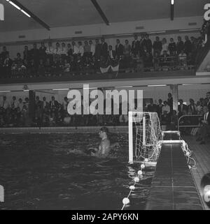 Water polo Pays-Bas contre la Russie 4-4 moments de jeu de ce jeu Date: 21 avril 1962 mots clés: Water-polo Banque D'Images