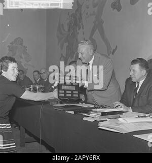 Prix Prix Prix Assemblée annuelle KNZB Date : 28 avril 1962 mots clés : Prix, Prix, réunions annuelles Nom personnel : KNZB Banque D'Images