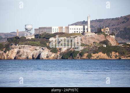 Vue sur Alcatraz, une prison célèbre, prise d'un bateau dans la baie de San Francisco, États-Unis Banque D'Images