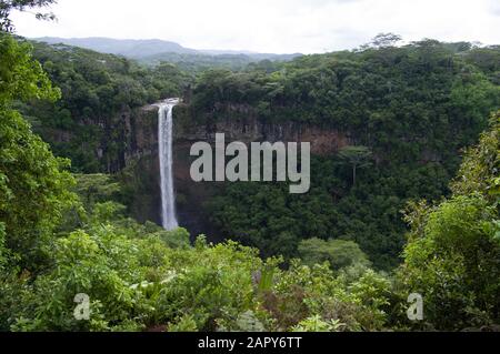 Cascade de Chamarel ou de Chamarel dans le parc national des Gorges de la rivière Noire sur l'île Maurice plongeant de 80-100 mètres à travers la forêt et les falaises Banque D'Images