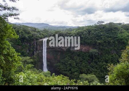 Cascade de Chamarel ou de Chamarel dans le parc national des Gorges de la rivière Noire sur l'île Maurice plongeant de 80-100 mètres à travers la forêt et les falaises Banque D'Images