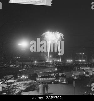 Feux d'artifice importants derrière la RAI Date: 30 avril 1962 mots clés: Foyer Nom de l'institution: RAI Banque D'Images