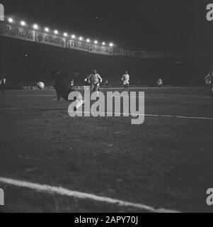 Reims contre Feijenoord. Coupe D'Europe. Moment du jeu le gardien de but français Barou Date: 7 février 1963 lieu: France, Reims mots clés: Gardien de but football, sport Nom de l'institution: Europa Cup, Feyenoord Banque D'Images