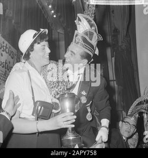 Mademoiselle Carnival 1963 à Bellevue à Amsterdam choisi, le Margo Driezen de 21 ans Date: 23 février 1963 lieu: Amsterdam, Noord-Holland mots clés: Miss, élections Nom de l'institution: Bellevue Banque D'Images