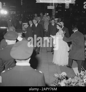 Farah Diba et épouse dans le bateau Date: 1 mai 1962 mots clés: SPERES, bateaux Nom personnel: Farah Diba Banque D'Images