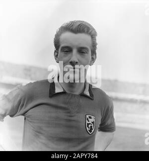 Holland contre Belgique 0-1.Van der Berg (Belgique) titre Date : 3 mars 1963 mots clés : kopen Nom personnel : van der Berg Banque D'Images
