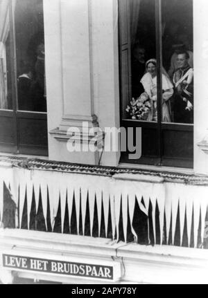 Mariage de la princesse Juliana et du prince Bernhard à la Haye le 7 janvier 1937. À la fin des cérémonies, les jeunes mariés se présentent devant les fenêtres du Palais de Noordeinde. Banque D'Images