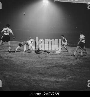 Coupe Europa 1. Feyenoord contre Reims 1-1. Moment du jeu Date: 13 mars 1963 lieu: Rotterdam, Zuid-Holland mots clés: Sport, football Nom de l'institution: Feyenoord Banque D'Images
