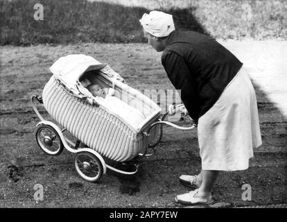 La princesse Juliana marche le 27 juillet 1938 avec la petite princesse Beatrix dans la poussette de Heiligendamm sur la mer Baltique (Allemagne). La photo a été prise dans le parc de la maison de campagne Krone" où le couple princier séjour. Banque D'Images