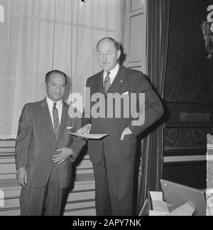 Le Ministre Lun a reçu un agent de cas pour l'Indonésie M. M. Sjaarif au Ministère des affaires étrangères. Lun Et Sharif Date: 3 Avril 1963 Lieu: Indonésie Nom Personnel: Lun, J.A. M.H., Lun, Joseph Nom De L'Institution: Ministère Des Affaires Étrangères Banque D'Images